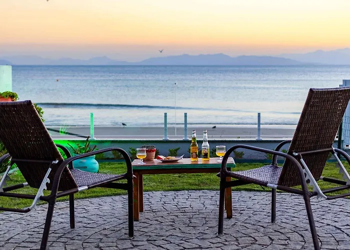 Exclusivo Sobrado de Férias Frente Mar com Incrível Por do Sol Bombinhas